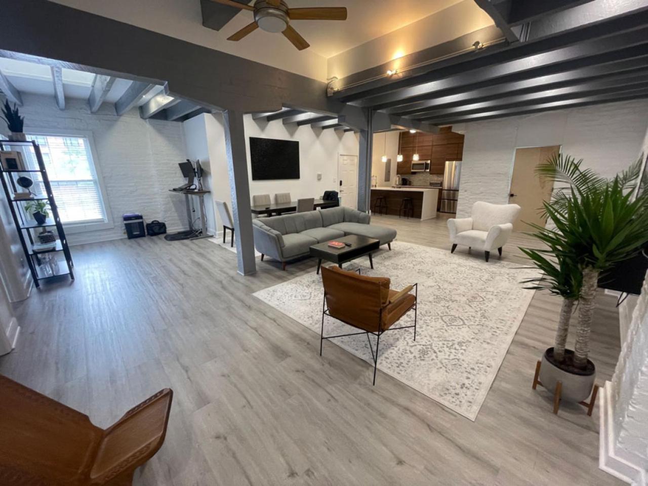 Downtown Vibes 2br Parking Bikes Apartment *